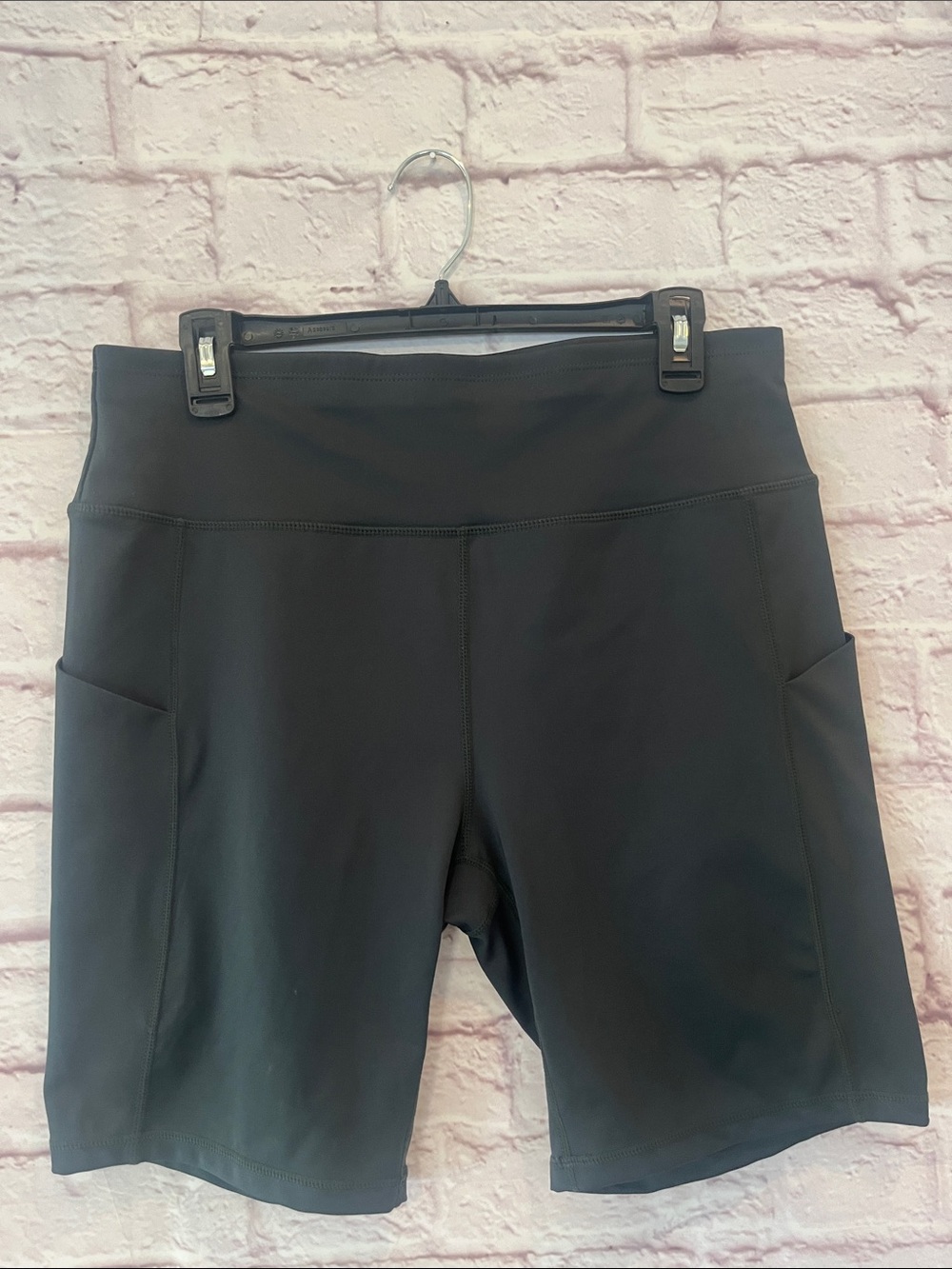 High-Waist Black Women's Athletic Shorts with Side Pockets